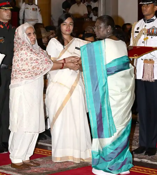 हरियाणा के शहीद मेजर आशीष को मरणोपरांत शौर्य चक्र, मां को गले लगाकर राष्ट्रपति ने दी सांत्वना 2 whatsapp image 2025 05 22 at 212156 1 1747929413