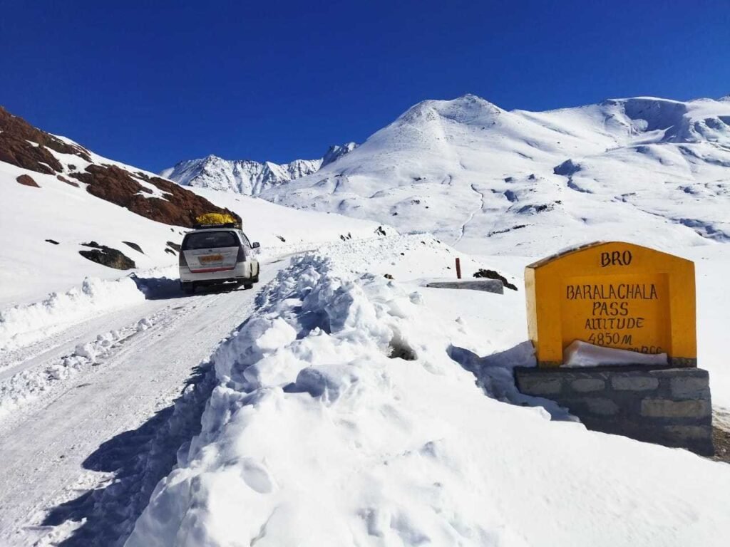 हरियाणा से चलिए, लेह की बर्फ भरी वादियों में पहुंचिए: जानें ₹ 2000 का सस्ता और बेहतरीन विकल्प 2 A tourist cab on Manali Leh highway