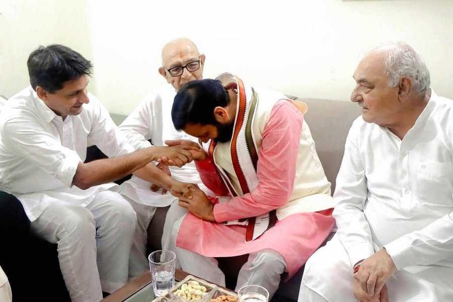 नेताओं में मतभेद होते हैं, मनभेद नहीं, बहुत कुछ बयां कर रही पूर्व CM भूपेन्द्र सिंह हुड्डा की भाभी स्व. श्रीमती राजवती जी की श्रद्धांजलि की तस्वीरें, देखें 4 Untitled