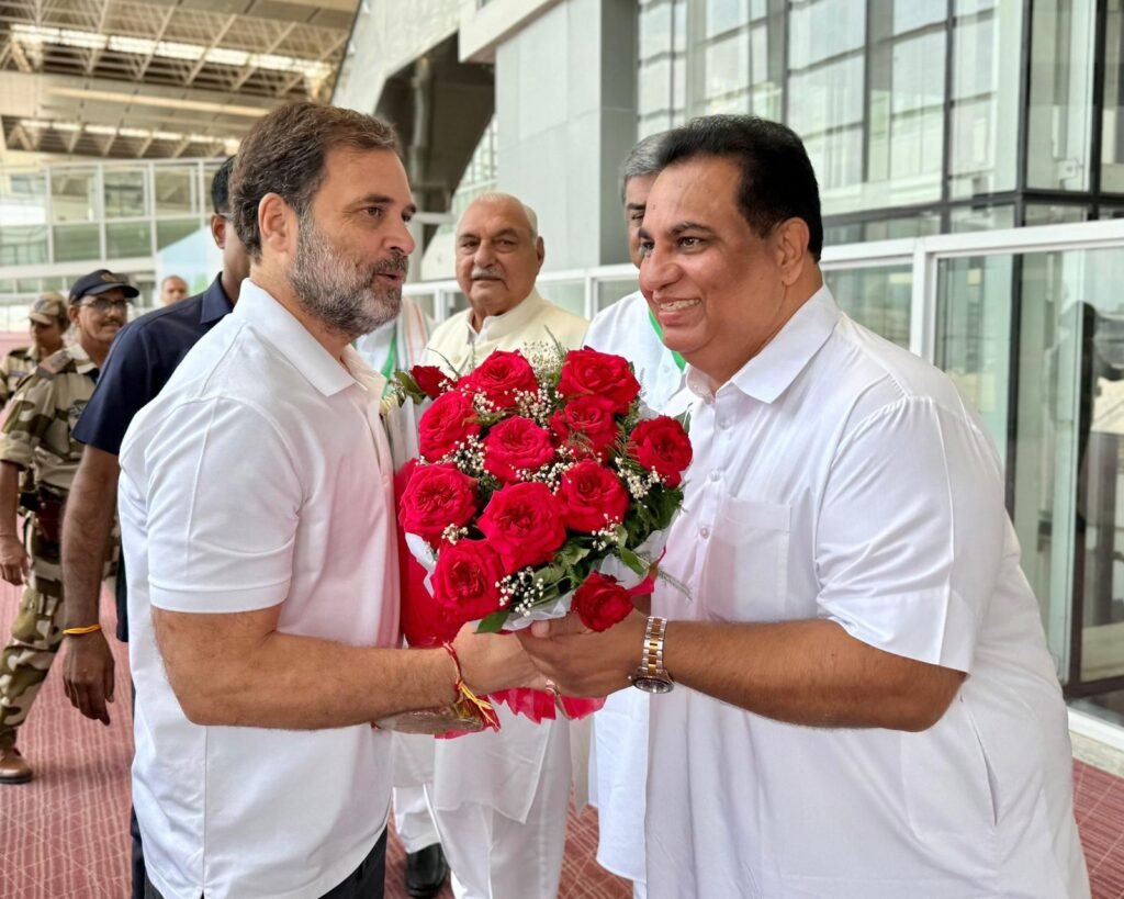 Live: कंधे पर बैग लटकाए राहुल गांधी पहुंचे हरियाणा ,हरियाणा कांग्रेस के वरिष्ठ नेताओं संग पहले चरण की बैठक शुरू की 6 WhatsApp Image 2025 06 04 at 12.08.56