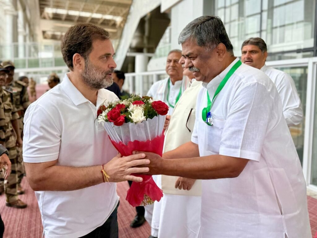 Live: कंधे पर बैग लटकाए राहुल गांधी पहुंचे हरियाणा ,हरियाणा कांग्रेस के वरिष्ठ नेताओं संग पहले चरण की बैठक शुरू की 5 WhatsApp Image 2025 06 04 at 12.08.57 1
