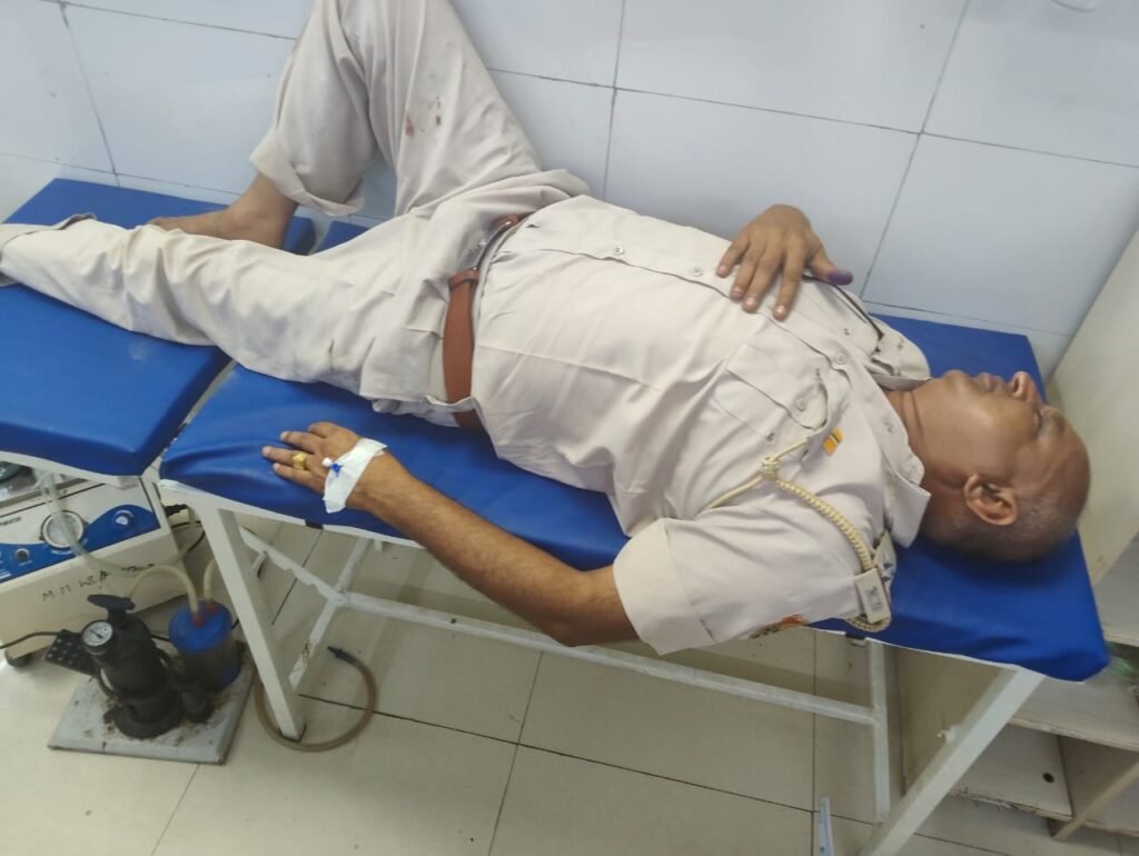 कैबिनेट मंत्री रणबीर गंगवा के काफिले की पायलट गाड़ी की ट्रक से भिड़ंत, एसआई समेत तीन पुलिसकर्मी घायल 3 WhatsApp Image 2025 07 04 at 08.28.16