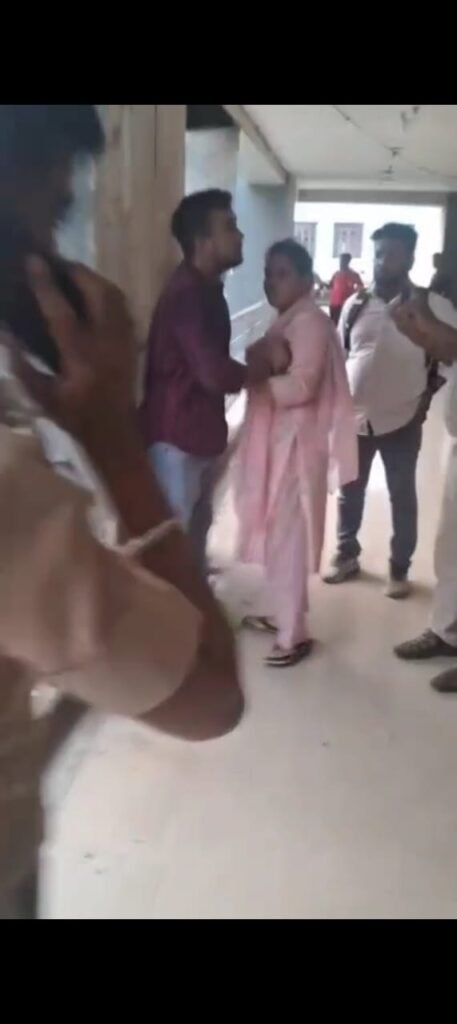 रगड़-रगड़ कर मसाज करवाई, गर्ल्स ने पैसे मांगें तो बोला- जेब में नहीं सिक्का... फिर जो हुआ, वो वायरल हो गया!.... 2 WhatsApp Image 2025 07 06 at 21.33.17