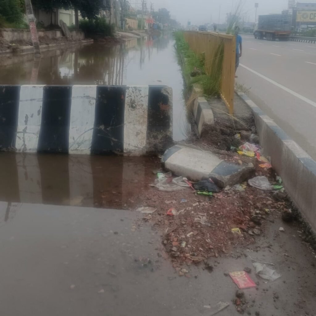 समालखा: बरसात में सर्विस लाइन फिर बनी तालाब, लोगों को भारी परेशानी 3 WhatsApp Image 2025 07 11 at 12.07.29