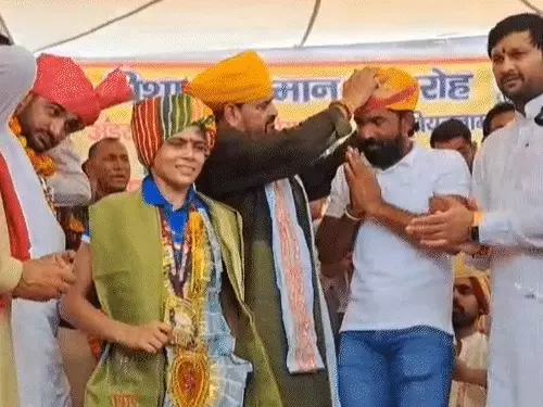 "मैं शरीफ आदमी हूं": बृजभूषण शरण के मंच से विरोधियों को रोकने का अंदाज़ चर्चा में 2 comp 113 1751802071