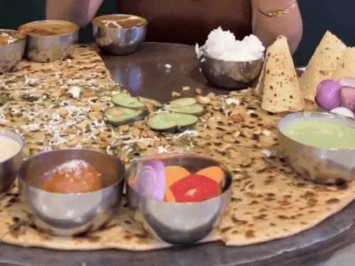 परांठे का बिल 1184 रुपये! ग्राहक ने सोशल मीडिया पर उड़ाया ढाबे का जायका, ढाबा बोला- 21 इंच का 'फुल मील' था 5 ezgifcom optimize 2025 07 05t202628194 1751727401