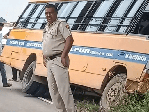 हिसार में एक स्कूल बस बच्चों समेत गिरी गड्ढे में, बच्चों को हलकी चोटें 2 image 5