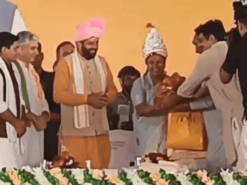 दिल्ली की CM का हरियाणा में बर्थडे सेलिब्रेशन, नायब सैनी ने पहनाया चांदी का मुकुट, रेखा गुप्ता बोलीं—“हमारी जोड़ी उठाएगी विकास का धुआं, दिल्ली नहीं कहेगी पॉल्यूशन” 3 image 64