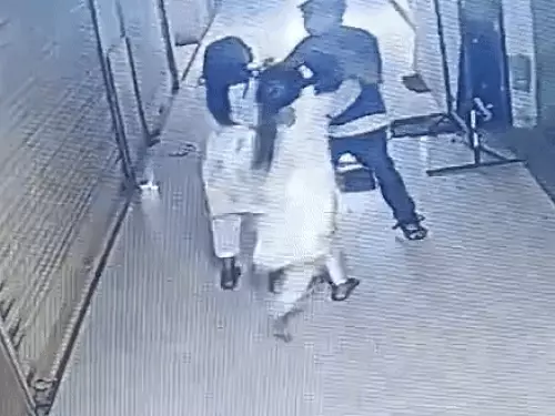 Video: स्पा सेंटर में अश्लील इशारे कर रहा था मनचला, लड़कियों ने की जूता परेड, डर के मारे युवक छत से कूद तो टूटी हड्डी 5 whatsappvideo2025 07 12at125938pm ezgifcom resize 1752313790 1