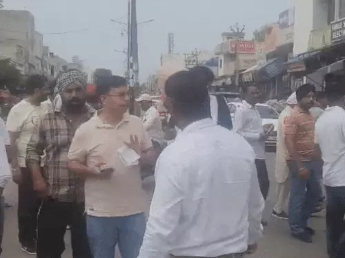 हरियाणा में खाद न मिलने पर बवाल: किसानों ने कृषि अधिकारी को बनाया बंधक, जाम लगाया 3 whatsappvideo2025 07 17at30511pm ezgifcom resize 1 1752746460