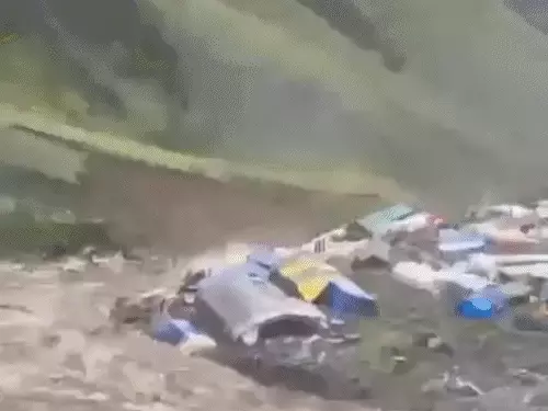 मणिमहेश यात्रा में फंसे श्रद्धालुओं में सबसे ज्यादा हरियाणा-पंजाब के! सड़कें-फोन-पानी-बिजली सब बंद, मणिमहेश यात्रा पर पूर्ण रोक 2 comp 110 4 1756438179