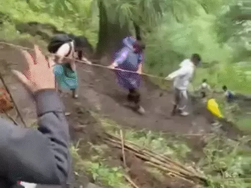 मणिमहेश यात्रा में फंसे श्रद्धालुओं में सबसे ज्यादा हरियाणा-पंजाब के! सड़कें-फोन-पानी-बिजली सब बंद, मणिमहेश यात्रा पर पूर्ण रोक 5 comp 111 1756438141