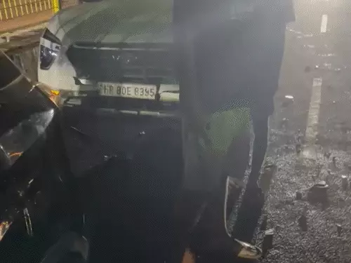 एक हाथ स्टेयरिंग पर दूसरे में दारू की बोतल और ठोक दी कारें, कटा बवाल 2 comp 51 1754758059