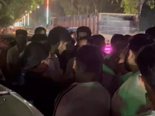 एक हाथ स्टेयरिंग पर दूसरे में दारू की बोतल और ठोक दी कारें, कटा बवाल 4 comp 71 1 1754760975