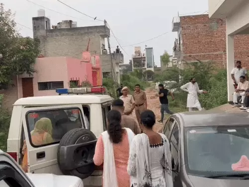 नकली ग्राहक बनकर पहुंची पुलिस, सैक्स रैकेट का पर्दाफाश 3 ezgif 3ed84cd646d9a2 1756391582