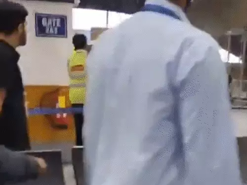 श्रीनगर एयरपोर्ट पर आर्मी अफसर का हंगामा, स्टाफ की कुटाई :एक की रीढ़ की हड्डी टूटी, दूसरे का जबड़ा; बेहोश हुए स्टॉफ को लातों से मारता रहा 2 gifs24 2 1754209904
