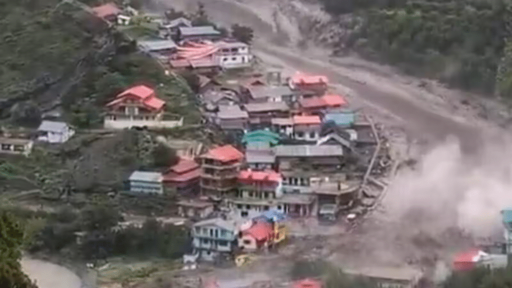 उत्तराखंड के धराली गांव में फटा बादल, मलबे में दबे कई घर, जानें पूरी खबर 4 image 12