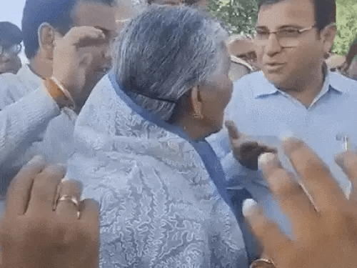 MLA सावित्री जिंदल के सामने फूटा जनता का गुस्सा, दिखाया गंदगी का हाल 3 image 166