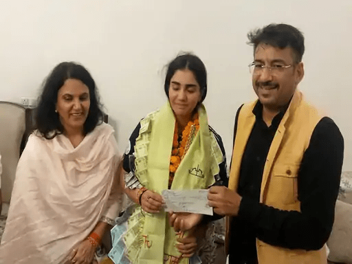 हरियाणा की शान आशिमा अहलावत का ढोल-नगाड़ों और पगड़ी के साथ किया भव्य स्वागत 2 image 180