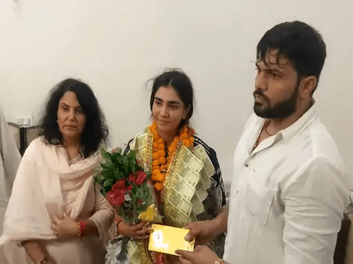 हरियाणा की शान आशिमा अहलावत का ढोल-नगाड़ों और पगड़ी के साथ किया भव्य स्वागत 5 image 182