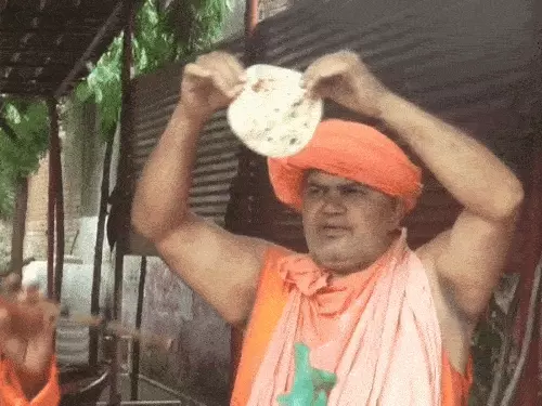 25 लाख के लालच में कलयुगी बेटे का कारनामा : जिंदा पिता की शव यात्रा निकाली, ढोल-बाजे के साथ श्रद्धांजलि 3 whatsappvideo2025 08 05at95951pm ezgifcom optimize 1754415038