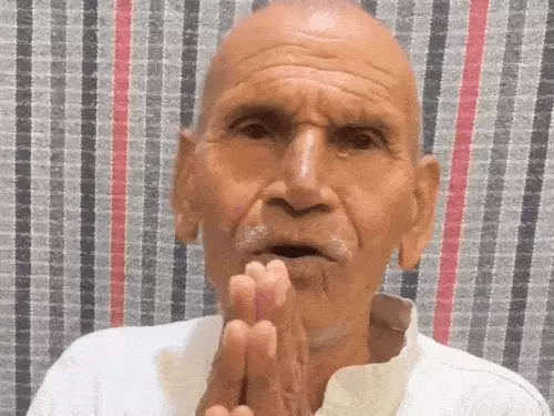 25 लाख के लालच में कलयुगी बेटे का कारनामा : जिंदा पिता की शव यात्रा निकाली, ढोल-बाजे के साथ श्रद्धांजलि 4 whatsappvideo2025 08 05at95951pm2 ezgifcom optimiz 1754415296